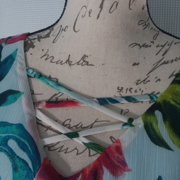 Apt 9 Cape Style Floral Top W/Tags - Picture 2 of 3